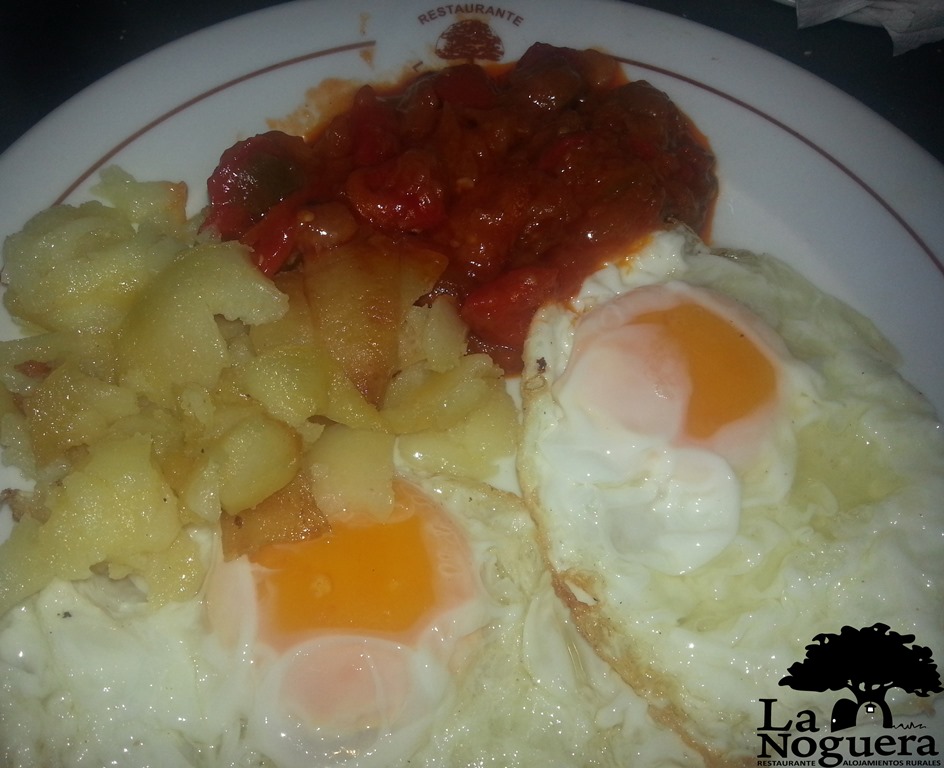Huevos de corral con pisto
